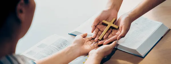 Detailní Ženské Modlitby Přinášejí Svatou Bibli Svatý Kříž Mladému Věřícímu — Stock fotografie
