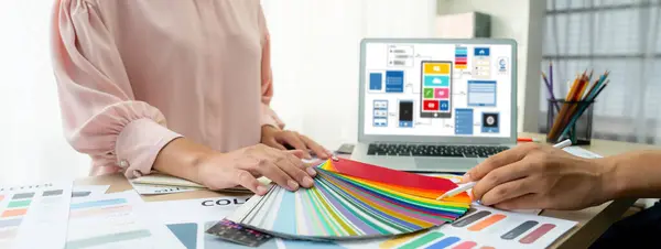 Cropped Image Interior Designer Chooses Color Color Swatches While Laptop — Stock Photo, Image