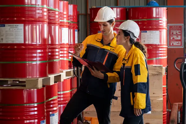 Two Factory Workers Inventory Inspector Conduct Professional Inspection Hazardous Chemical — Stock Photo, Image