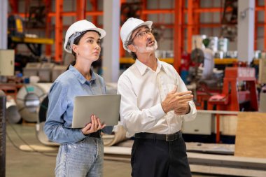 Fabrika müdürü ya da yöneticisi metal fabrikası turuna çıkıyor ve mühendislik denetçisi olarak ağır çelik endüstriyel makine gösterisi liderlik kalitesini denetliyor. Örnek gösteriliyor