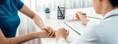 Hastanedeki ya da klinikteki doktor randevusuna katılan hasta, tıbbi tedavi seçeneğini tartışıyor ve hastayı teselli ederken teşhis sonuçlarını açıklıyor. Panorama Katı