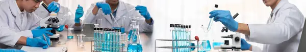 Kendini Adamış Bir Grup Bilim Adamı Kimyasal Deneyler Tıp Laboratuarında — Stok fotoğraf
