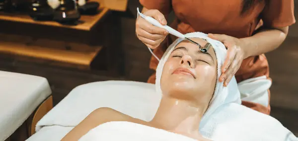 Mulher Caucasiana Bonita Deitada Cama Spa Durante Massagem Facial Por — Fotografia de Stock