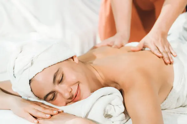 Mulher Branca Bonita Tendo Massagem Nas Costas Pelo Massagista Profissional — Fotografia de Stock