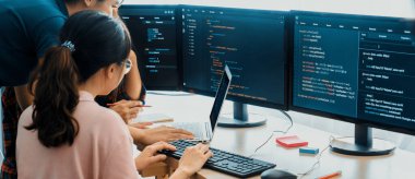 Bir grup profesyonel web geliştiricisi veri analizi hakkında tartışırken bilgisayar ekranı modern ofiste bilgisayar kodlarını gösteriyor. Kapatın. Dijital mühendislik ve ağ geliştirme konsepti. Filizlenen.