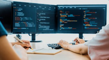 Genç yetenekli web geliştiricisi bilgisayar modern ofis şirketinde program kodu sergilerken not alan kadın programcı. Java betiği, web tasarım konsepti. Filizlenen.