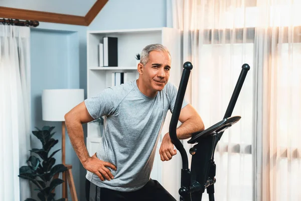 Active Senior Man Running Elliptical Running Machine Home Portrait Fitness — Stock Photo, Image