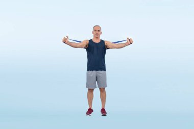 Vücut uzunluğu tam, atletik ve sportif, izole edilmiş arka planda fitness direnç bandı olan son sınıf öğrencisi. Emeklilikten sonra sağlıklı, aktif bir fiziğe ve vücut bakımına sahip. Etki