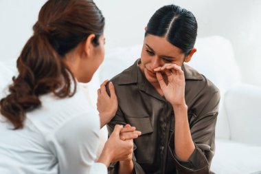 Ruh sağlığı için psikolog, depresyon ya da yaşam başarısızlığından sonra keder tedavisi gören üzgün bir kadın. Hayal kırıklığına uğramış genç bir kadın klinikteki duygular hakkında bir psikologla konuşuyor.