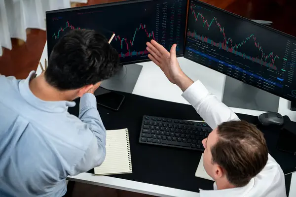 Επαγγελματίες Χρηματιστές Συζητούν Χρηματιστηριακή Αγορά Στην Οθόνη Του Υπολογιστή Πραγματικό — Φωτογραφία Αρχείου