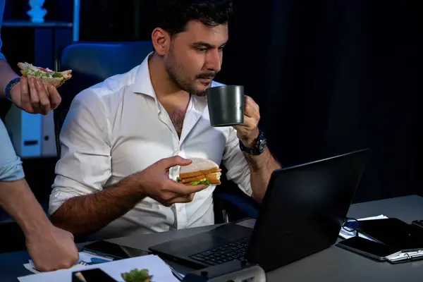 Mutlu Yüzlü Arkadaşları Gece Bilgisayar Başında Çalışırken Kahveli Lezzetli Sandviçler — Stok fotoğraf