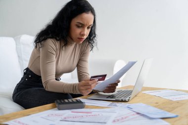 Stresli genç kadının kredi kartı borçlarıyla ilgili mali sorunları var. Kötü kişisel para ve mortgage ödeme yönetimi krizi kavramını çok önemli ölçüde karşılıyor. Üzgün ve mutsuz