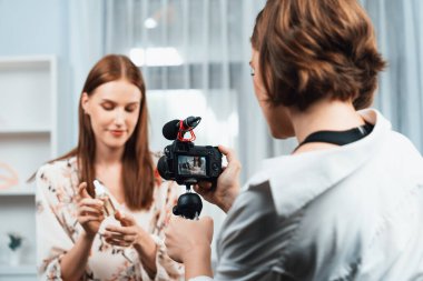 Kadın Etkilenen Vlog video görüntülerini sosyal medya ya da blog 'da en üst düzeyde yayınlıyor. Kozmetik stüdyosu ışıklandırmalı mutlu genç kız çevrimiçi pazarlama oturumu yayını için..