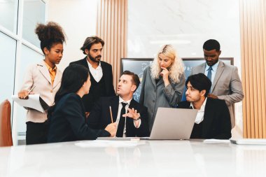 Çok kültürlü iş adamları birlikte beyin fırtınası yapıyorlar. Çeşitli profesyonel iş ekipleri birlikte çalışıyor, paylaşıyor, plan yapıyor, strateji geliştiriyor. Toplantı odası, dizüstü bilgisayar, sunum. Süslü.