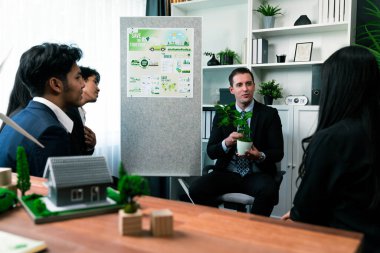 İşadamı lider, CO2 salınımını azaltmak ve daha yeşil bir gelecek için sürdürülebilir ekoloji oluşturmak amacıyla kurumsal sosyal sorumluluk üzerine yeniden ağaçlandırmayla sunum yapıyor. Antika