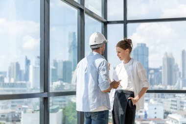 Profesyonel akıllı mimar mühendis takımı inşaat sorunlarını tartışıyor ve çözüyorlar. Mühendis, müdürün gökdelenle çevrili çalışma fikrini paylaşırken not alıyor. İzleme.