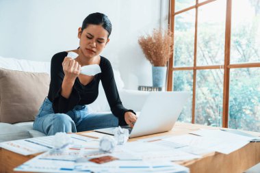 Stresli genç kadının kredi kartı borçlarıyla ilgili maddi sorunları var. En çok kötü kişisel para ve mortgage ödeme yönetimi krizi kavramını gösteriyor..