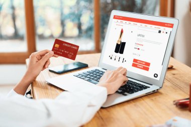 İnternet pazarından alışveriş yapan kadın modern yaşam tarzı için satış malzemeleri arıyor ve en yüksek siber güvenlik yazılımı tarafından korunan cüzdandan çevrimiçi ödeme için kredi kartı kullanıyor