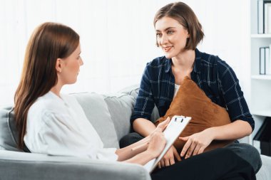 Mutlu hasta ve psikolog klinikte olumlu duygularla zihinsel sağlık sohbeti yaparken aynı zamanda en başarılı iş ve hayatı merkez ofisteki psikologlara anlatıyor. .