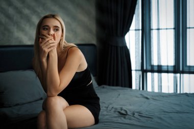 Kritik depresyon ve anksiyete bozukluğu olan genç bir kadın, yalnızlık, akıl hastalığı, ya da istenmeyen hamilelik, karanlık yatak odasında kendine sarılıyor. Bunaltıcı olumsuz düşünce. Blithe