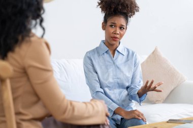 Travma sonrası stres bozukluğu olan üzgün bir kadın psikoloğu, depresyon ya da kalp yetmezliğinden sonra üzüntülü bir ruh sağlığı terapisi görüyor. Hayal kırıklığına uğramış genç bir kadın klinikteki duygular hakkında bir psikologla konuşuyor.