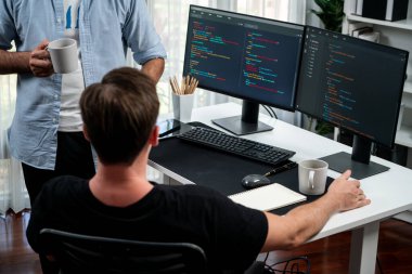 BT geliştiricileri pc ekranında çevrimiçi yazılım geliştirme bilgisini tartışıyor, web sitesindeki son sürüm uygulaması için program kodlaması oluşturuyorlar. Beyin fırtınası yazılımı kavramı güncellendi. Satılabilir.