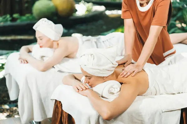 Ritratto Due Giovani Donne Attraenti Sdraiate Sul Letto Durante Massaggio — Foto Stock