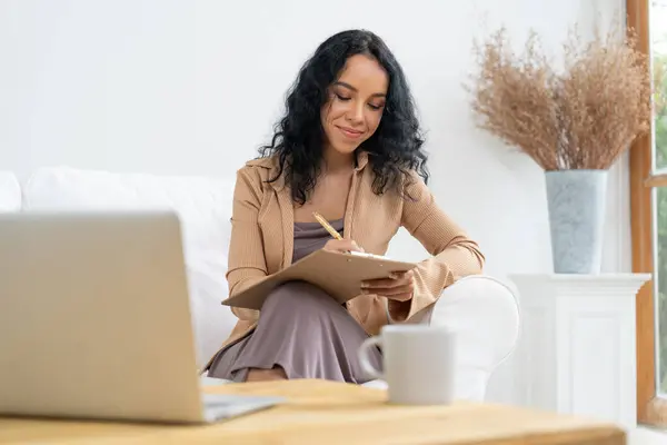 Mulher Afro Americana Usando Computador Portátil Para Trabalho Crucial Internet — Fotografia de Stock