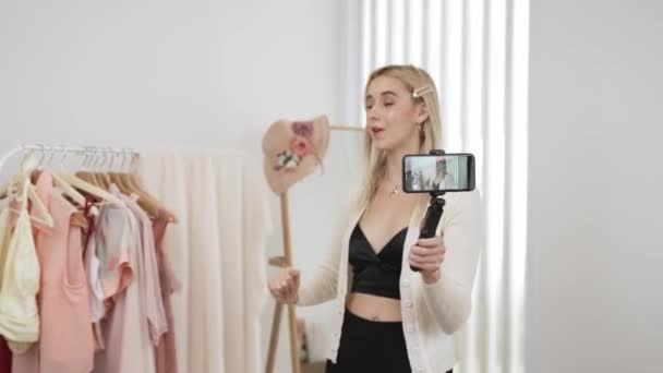 Jovem Social Medial Conteúdo Criador Mulher Fazer Vídeo Moda Usando — Vídeo de Stock