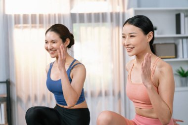 Enerjik ve güçlü atletik Asyalı kadın ve evinde koşan antrenman arkadaşı. Formda fiziğin takibi ve ev çalışması ve eğitimle sağlıklı yaşam tarzına bağlılık. Kuvvetli