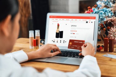 İnternet pazarından alışveriş yapan kadın modern yaşam tarzı için satış malzemeleri arıyor ve en yüksek siber güvenlik yazılımı tarafından korunan cüzdandan çevrimiçi ödeme için kredi kartı kullanıyor
