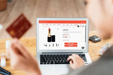 İnternet pazarından alışveriş yapan kadın modern yaşam tarzı için satış malzemeleri arıyor ve en yüksek siber güvenlik yazılımı tarafından korunan cüzdandan çevrimiçi ödeme için kredi kartı kullanıyor