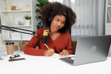 Güzel Afrikalı kadın sunucu kanalı çevrimiçi yayın yoluyla konuşuyor pazarlama öğretiyor, dinleyicileri canlı ya da çevrimiçi. İş yerindeki herhangi bir yer kavramı. Tatlandırıcı.