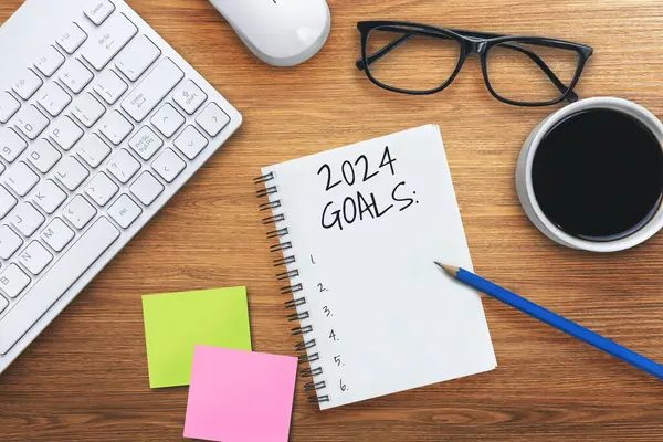 2024新年快乐目标列表和计划设定 商务办公室写字台 上面有笔记本 说明新年目标的计划列表和计划设定 变革与幸福的概念 — 图库照片
