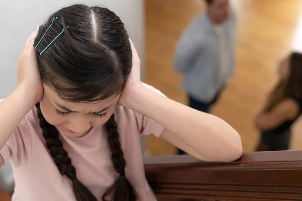 Stresli Mutsuz Genç Kız Merdivenden Ebeveyninin Tartışmasıyla Ses Gerilimini Engellemek — Stok fotoğraf