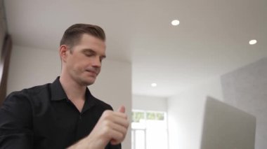 Genç adam internet bankacılığı için kredi kartlı dizüstü bilgisayar kullanıyor. İnternet üzerinden alışveriş yapıyor. Banka kartıyla modern ve kullanışlı online satın alma. Düzenle