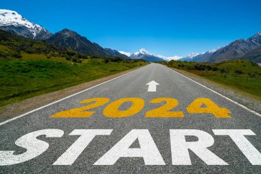 2024 yılbaşı seyahati ve gelecek vizyon konsepti. 2024 'ün başında saadet ve başarılı bir başlangıç için mutlu bir yeni yıl kutlamasına giden karayolu ile doğa manzarası .