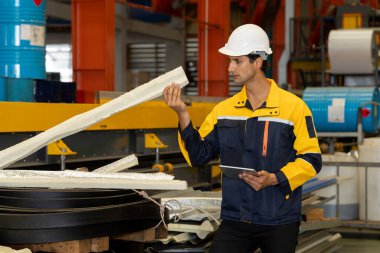 Mühendis, fabrika deposunda yeniden kullanım amaçlı sanayi ürünleri veya malzemelerini inceler ve yönetir. Verimli üretim için ağır endüstriyel ürünlerin kalite kontrol denetimi. Örnek gösteriliyor