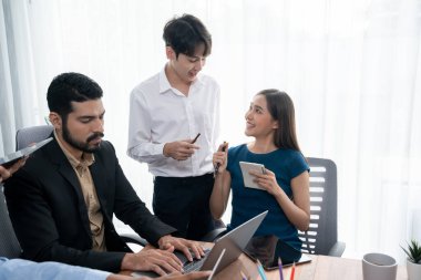 Profesyonel Asyalı çalışanlar, şirket ofisinde takım olarak çalışarak iş planları ve bilgisayarla başarılı olmak için verileri tartışırlar. Modern ofis çalışanı takım çalışması konsepti. Uyum
