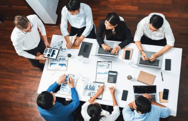 Üst düzey analist ekibi toplantı odasındaki mali verileri analiz etmek için BI Fintech 'i kullanıyor. İş anlayışı ve stratejik pazarlama planlaması için kağıt üzerinde analitik BI gösterge paneli. Tedbirli