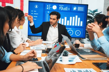 Finansal veri raporunu analiz eden çeşitli bir grup iş analisti. Mali veri analiz çizelgesi ve grafik paneli stratejik pazarlama planlama için toplantı odasında TV ekranında. Habiliment