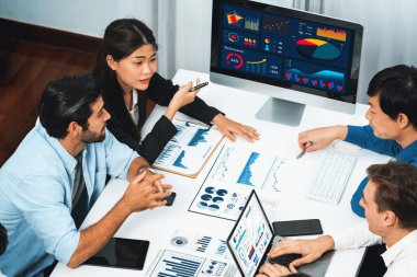 Analist ekibi toplantı odasındaki mali verileri analiz etmek için BI Fintech 'i kullanıyor. İş adamları, ticari öngörü ve stratejik pazarlama planlama için iş dünyası panelinin gücünü kağıt üzerinde analiz ediyor.