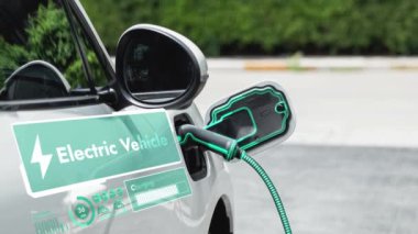 Elektrikli araba şarjı ile EV şarjı, alternatif ve sürdürülebilir enerji kullanılarak şarj edilebilir EV araba için şarj edilebilir akü durum hologramının fütüristik otopark kullanımında.