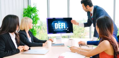 Model bilgisayar ekranında merkezi olmayan finans veya DeFi kavramı. Defi sistemi yeni yatırım ve tasarruf seçenekleri sunuyor .