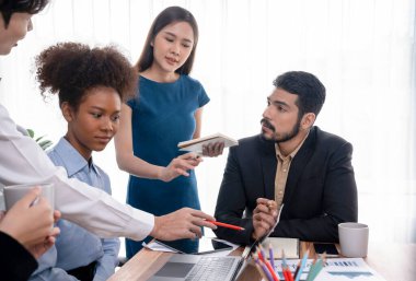 Çok ırklı analist ekibi toplantı masasındaki mali raporu analiz etmek için BI gösterge tablosunu kullanıyor. Çeşitli iş adamlarından oluşan bir grup, FIntech 'in veri analizini başarılı iş pazarlaması için kullanır. Uyum