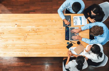 Panorama üst düzey iş analist grubu toplantı masasındaki finansal veri raporunu analiz ediyor. İş zekası analizine göre çizelge ve grafik paneli. Çok titiz.