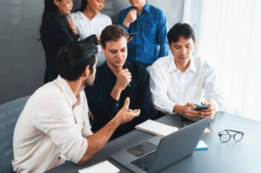 Bir grup farklı ofis çalışanı şirket ofis odasında stratejik iş pazarlama planlamasında birlikte çalışıyor. İş yeri konseptinde pozitif takım çalışması. Tedbirli
