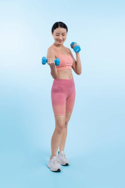 Güçlü enerjik kadın halter kaldırma egzersizi yapıyor izole arka planda. Genç atletik Asyalı kadın dayanıklılığı ve dayanıklılık eğitimi rutin vücut egzersizi..