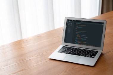 Model uygulama ve program kodlaması için bilgisayar ekranında yazılım geliştirme programlama
