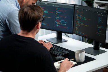 BT geliştiricileri pc ekranında çevrimiçi yazılım geliştirme bilgisini tartışıyor, web sitesindeki son sürüm uygulaması için program kodlaması oluşturuyorlar. Beyin fırtınası yazılımı kavramı güncellendi. Satılabilir.